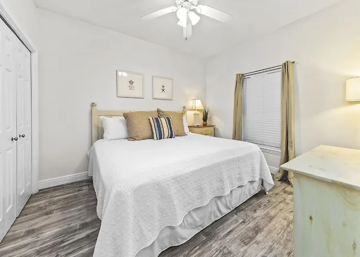 Holiday home Crystal Shores 606